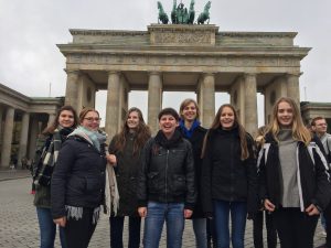 Blaue Springerinnen vor dem Brandenburger Tor